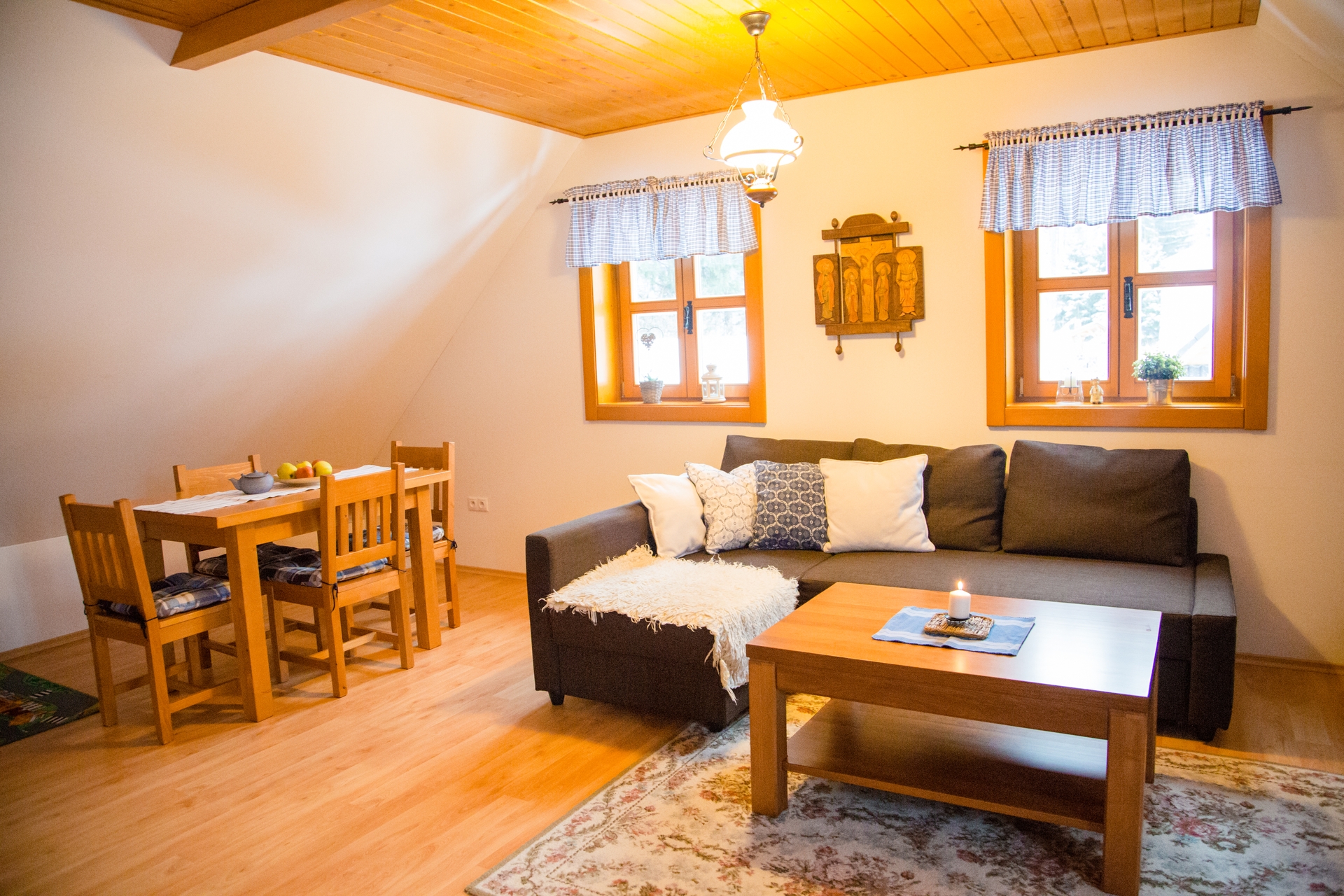 Obývačka vrchného apartmánu Drevenica pri Hájenke